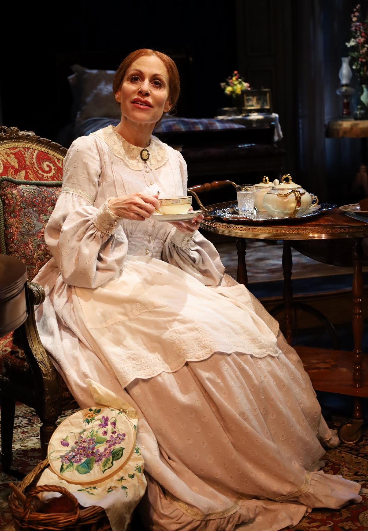 Lowe shines as poet in ‘The Belle of Amherst’